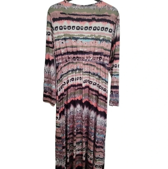 Plus dress - Picture 2 of 3